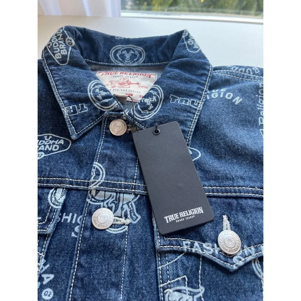 True Religion AOP Logo Denim Trucker Jacket Blue‎ Jean 700703 Mens L NWT